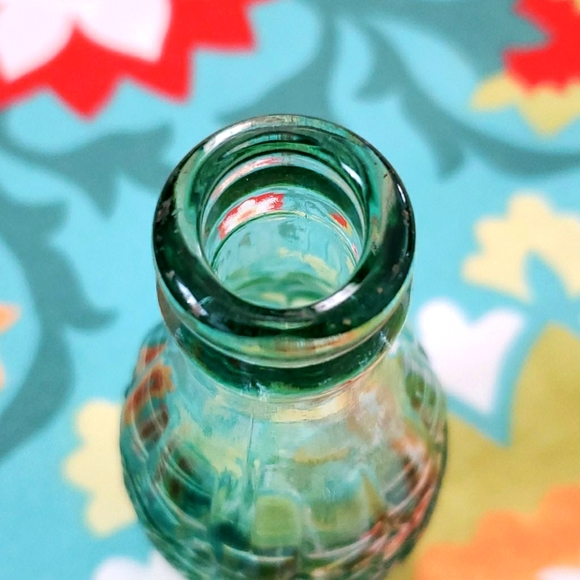 Vintage 1938-1951 CocaCola EMBOSSED Green Glass Bottle 6oz Collectible Retro - Picture 10 of 14